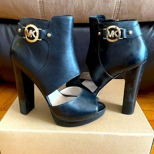 Michael Kors Wyatt Open toe booties